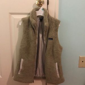 NWT. Tan fuzzy Patagonia vest! Size small!